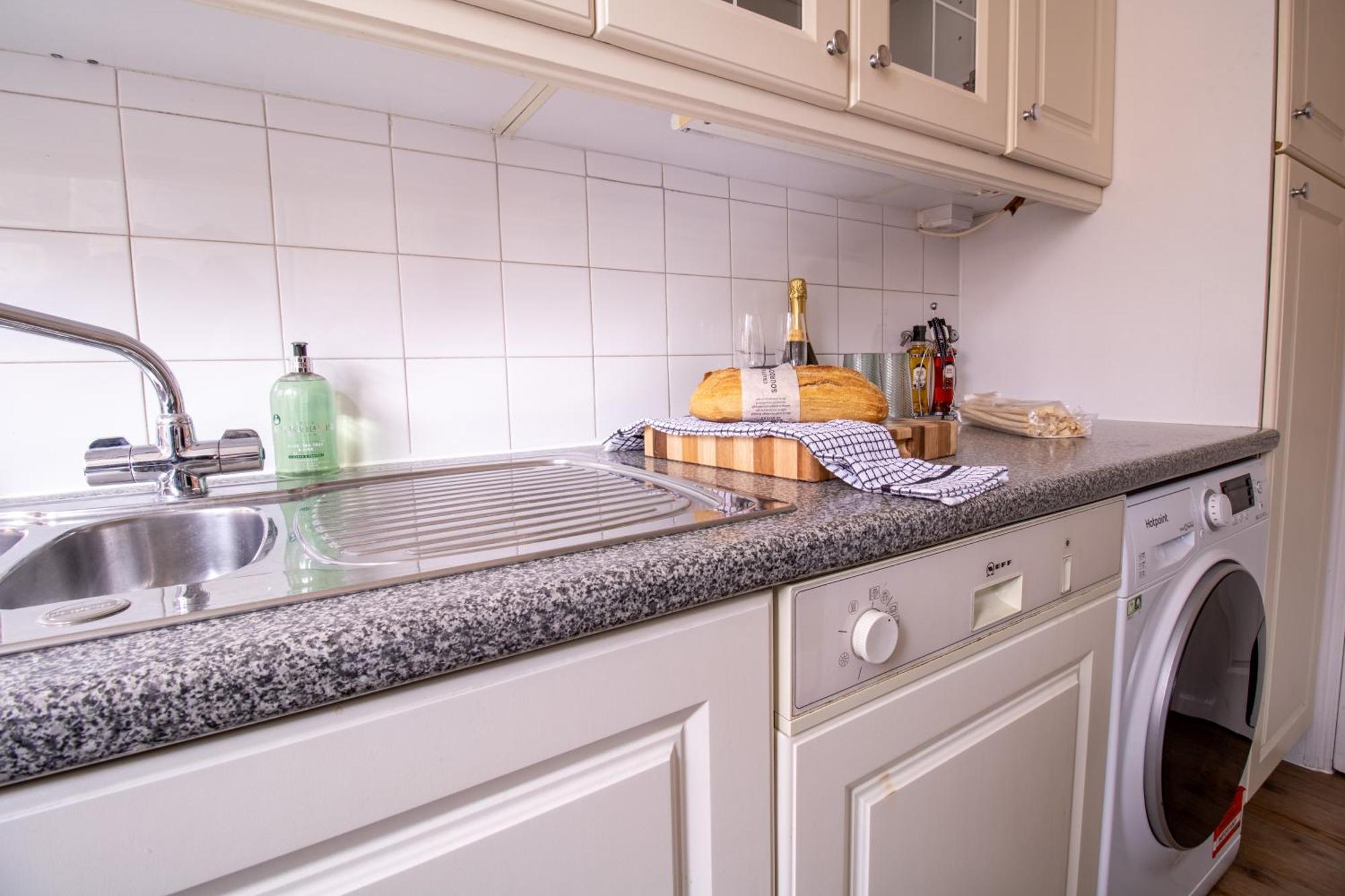 Cosy 2-Bedroom Apartment In Mayfair 8Cb - 4Th Floor No Elevator London Bagian luar foto